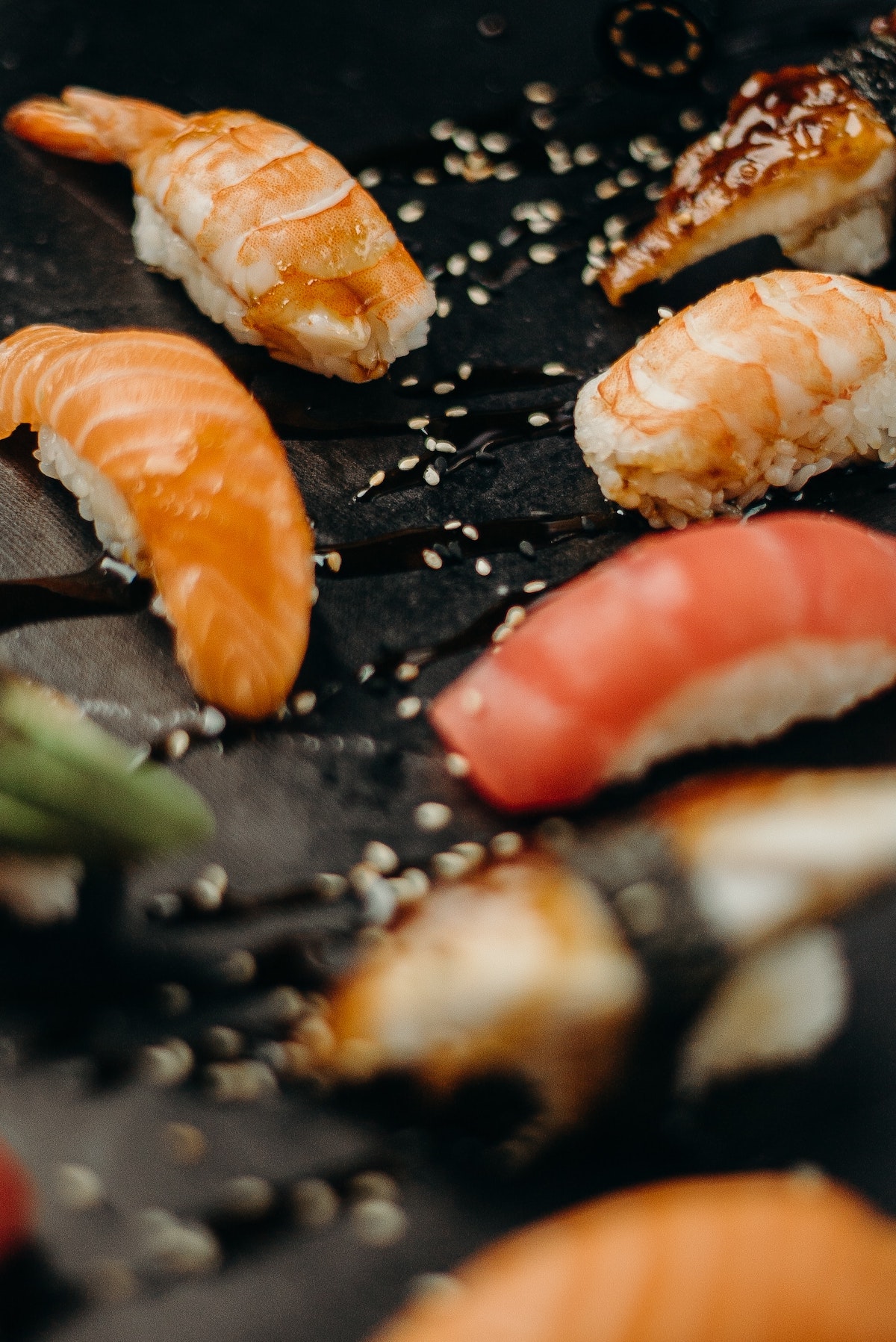 Varias piezas de sushi en un plato negro