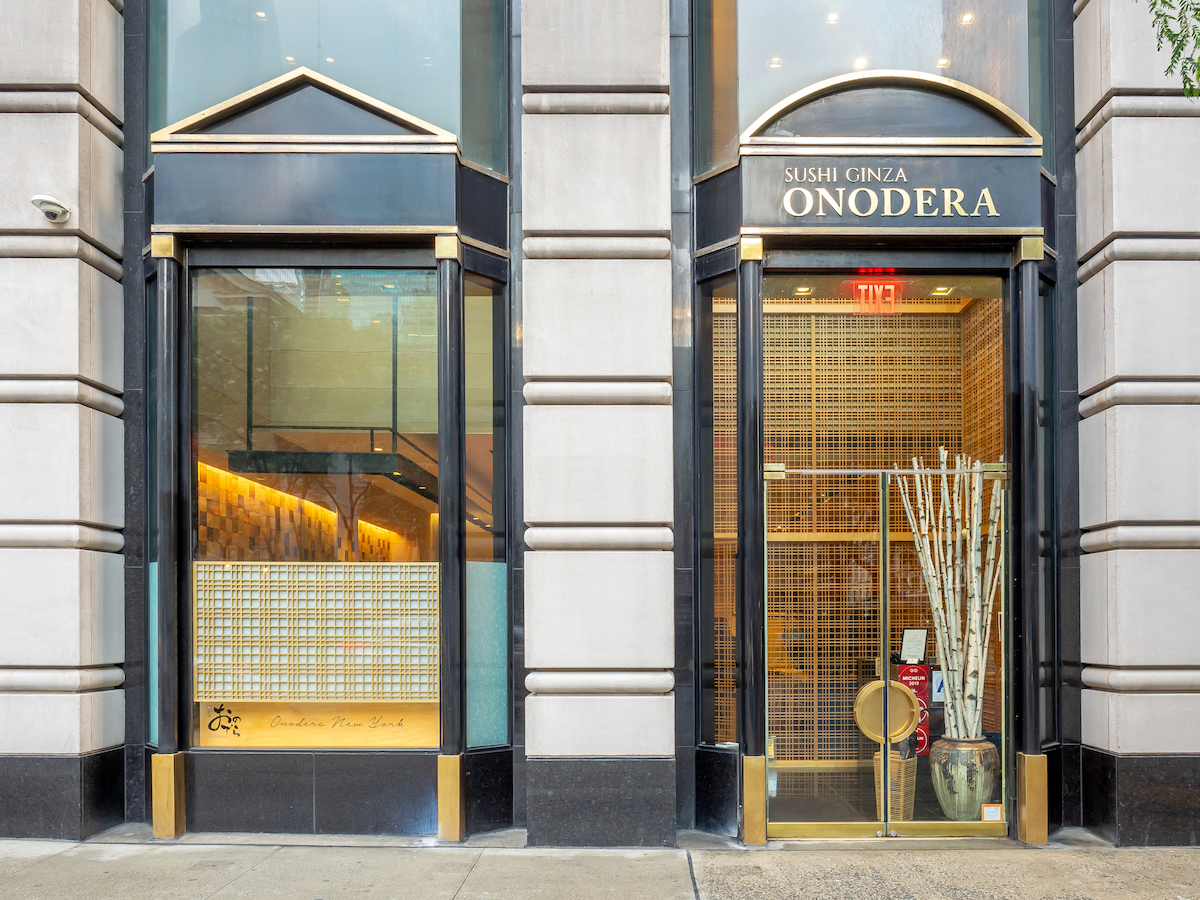 Exterior de un restaurante de sushi en Nueva York con detalles dorados