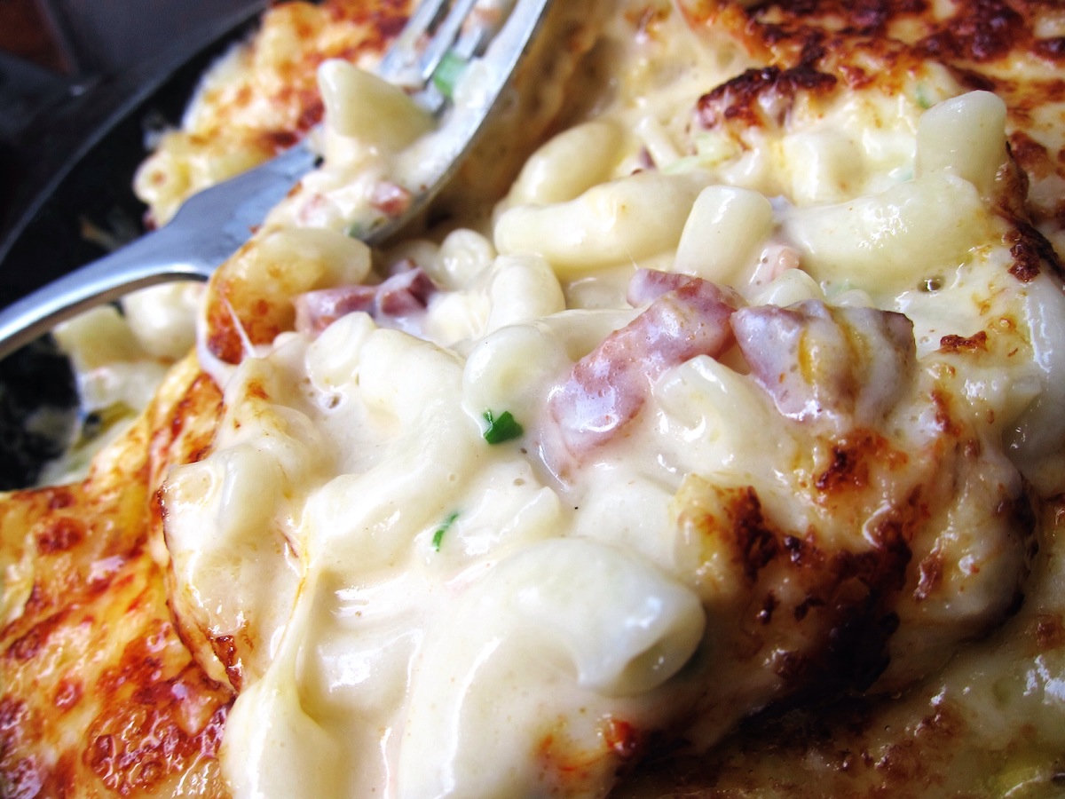 Mac n cheese con papas fritas y tocino
