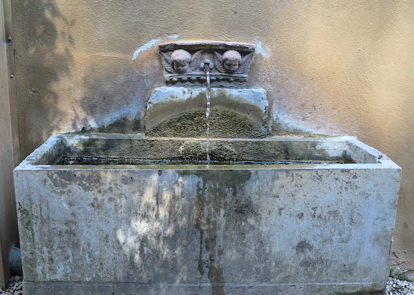 Fuente de agua potable en Roma