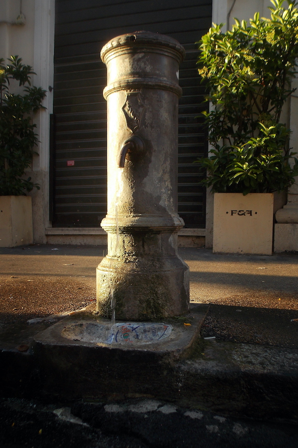Fuente de agua potable Nasone en Roma