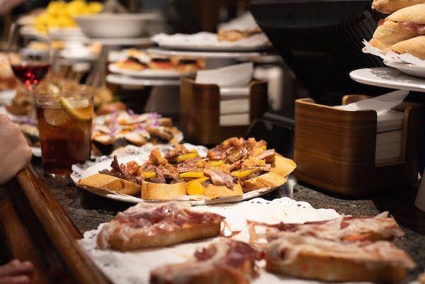 Lo primero que debes saber sobre las tapas en San Sebastián: ¡los lugareños realmente no usan ese término! Los bocados pequeños se dan más a menudo. "Pintxos."