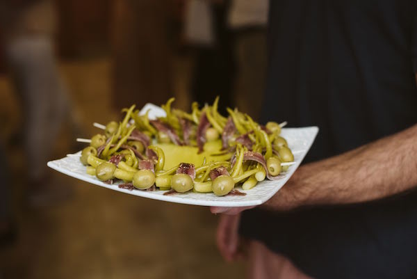 Una de las tapas más populares de San Sebastián también es sorprendentemente simple. ¡El gremio son solo tres ingredientes perfectamente combinados!