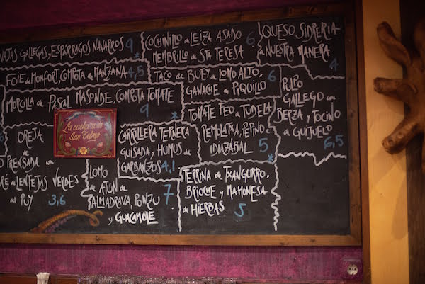 La Cuchara de San Telmo es toda una institución local, y uno de los mejores lugares para disfrutar de las tapas modernas en San Sebastián.