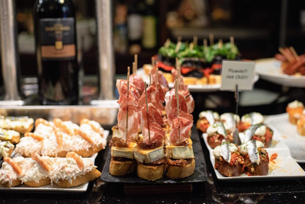 Algunas de las mejores tapas de San Sebastián se pueden encontrar en los tradicionales bares de pintxos de la vieja escuela.