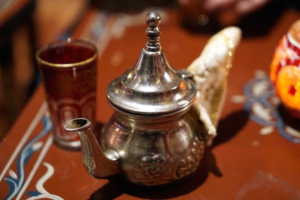 Termine su cena en París en Le Tagine con una taza de té.