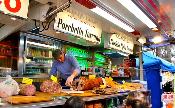 Porchetta: cerdo entero asado relleno de ajo, romero e hinojo, vendido en el Mercado Testaccio.