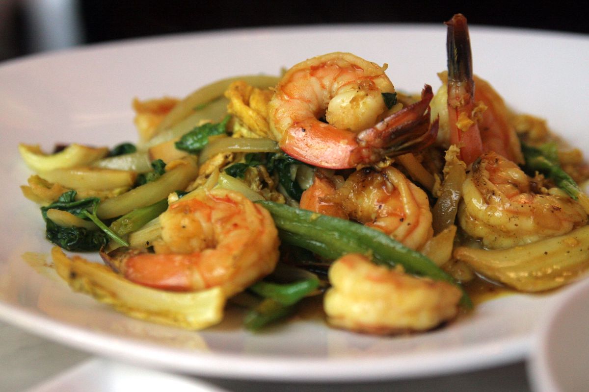 Plato asiático de gambas con verduras verdes