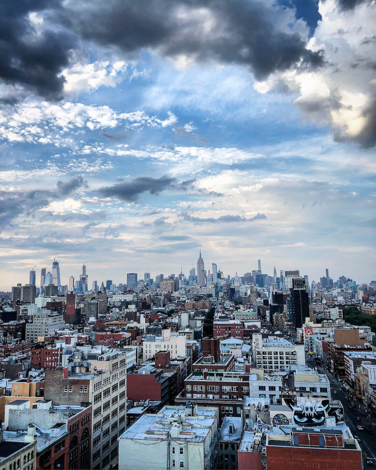 Vistas de Nueva York desde un bar en la azotea en un día nublado