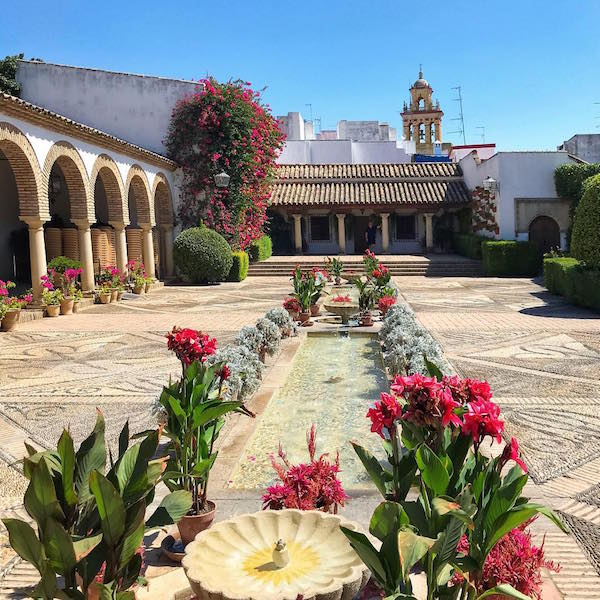 Una de las cosas menos conocidas para hacer en Córdoba es el Palacio de Viana, hogar de una docena de coloridos jardines de flores.