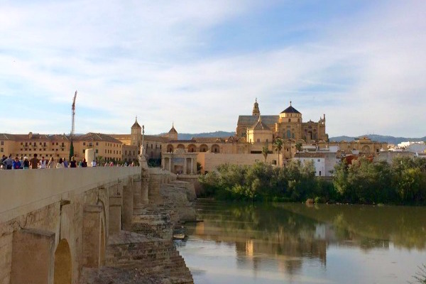 Una de las mejores cosas que hacer en Córdoba es también una de las más sencillas: ¡echa un vistazo a la vista de la Mezquita desde el Puente Romano!