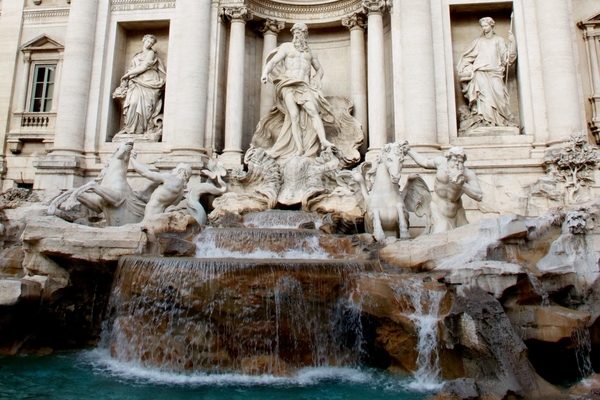 Tirar monedas a la Fontana de Trevi es definitivamente una de las cosas más icónicas que se pueden hacer en Roma.