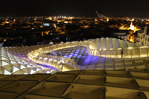 Una de las cosas más increíbles para hacer en Sevilla por la noche es disfrutar de las vistas de la ciudad por la noche, ¡preferiblemente desde arriba!