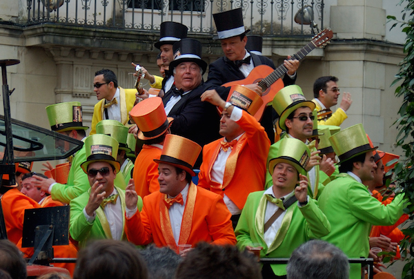 Disfruta de algunos de los mejores músicos en el carnaval de Cádiz, ¡sin salir de Sevilla! La serie de conciertos es una de nuestras mejores cosas para hacer en Sevilla en marzo.