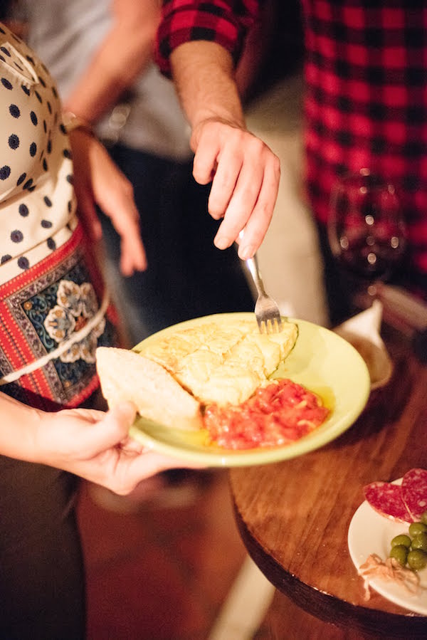 Una de las mejores cosas que hacer en Sevilla por la noche es salir de tapas. 