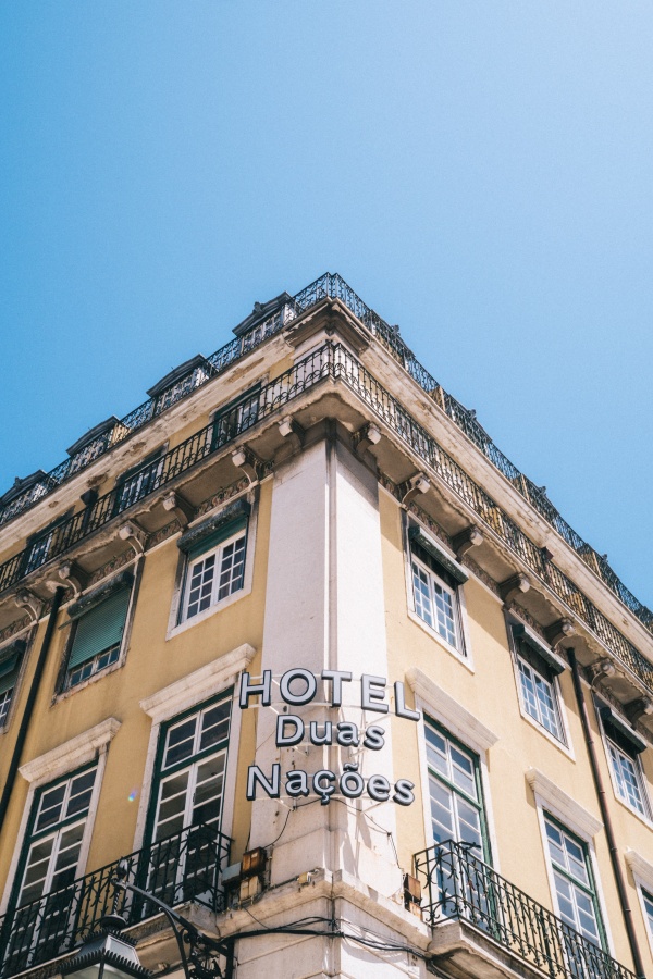 Fachada del hotel en el barrio Baixa de Lisboa: lo que necesita saber antes de viajar a Lisboa