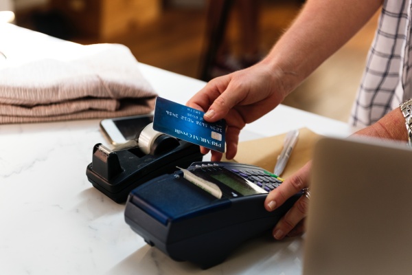 Al dar propina en Portugal, es importante saber cómo hacerlo en una máquina POS. 