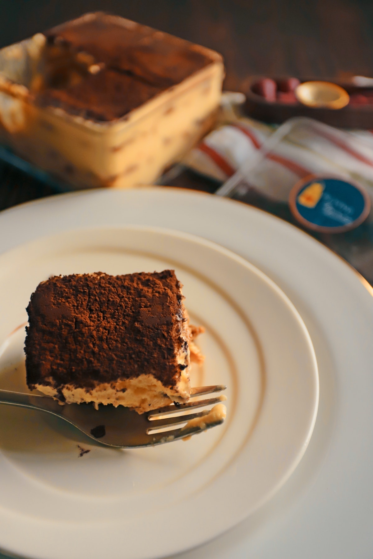 Una rebanada de tiramisú en un plato blanco.