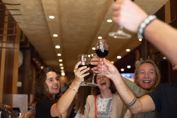 Si no estás seguro de qué beber en San Sebastián en cuanto a vinos, prueba un tinto de la variedad local de Rioja o de la cercana DO Navarra.