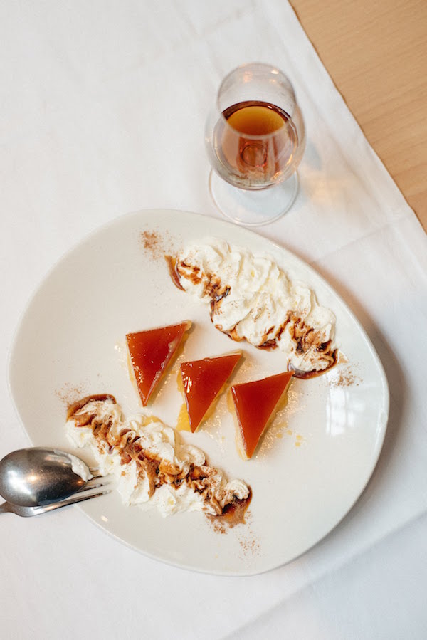 Uno de los mejores vinos de postre para pedir en Sevilla es Pedro Ximénez, el jerez más dulce.