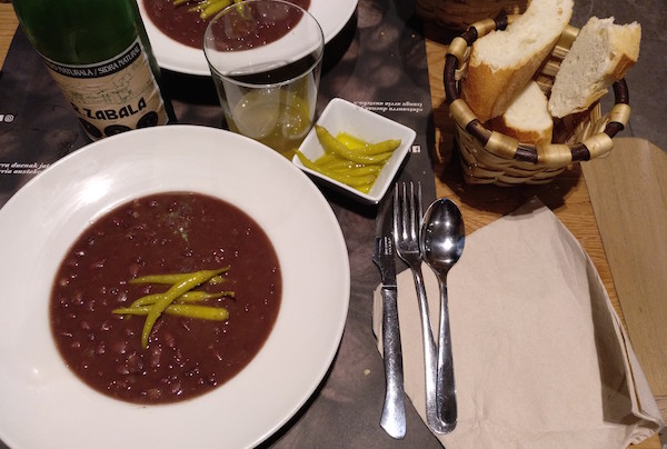 Las alubias de Tolosa son una de nuestras comidas favoritas cuando hace frío en San Sebastián.