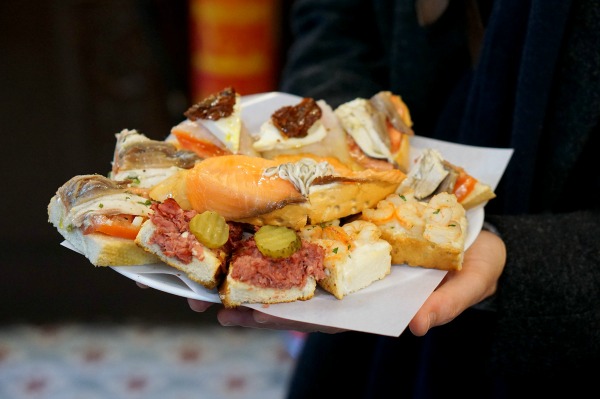 ¡Nos encantan las tostas de La Alcoba Azul, uno de los mejores sitios para comer en el Barrio Gótico!