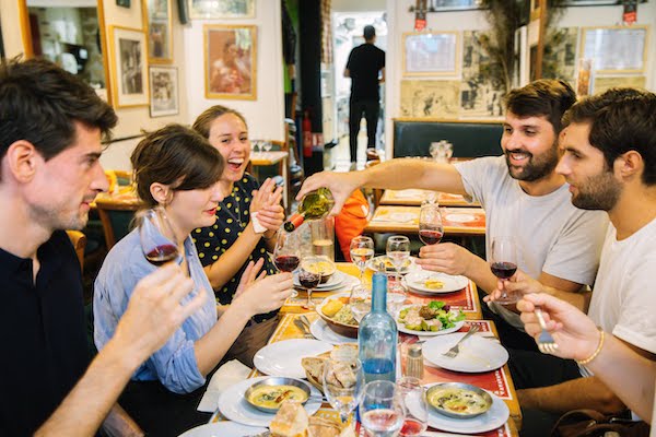 Un grupo de personas comiendo en un restaurante de París.