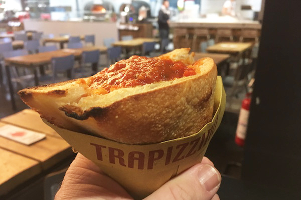 Uno de los bocados de comida callejera más populares de Roma es un trapizzino, un bolsillo de masa de pizza relleno de albóndigas. 