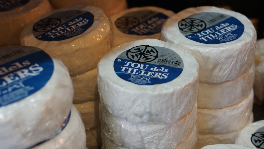 Tros de Sort elabora una variedad de quesos catalanes, utilizando leche cruda de vaca. ¡Aunque el queso Tupi es nuestro favorito!