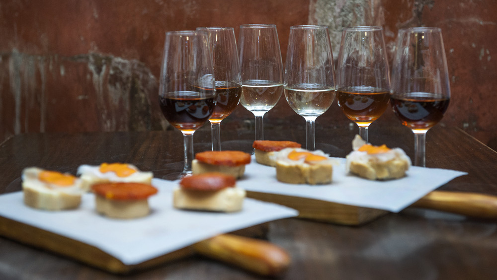 ¡Asegúrese de probar algunas de las excelentes tapas caseras cuando visite Flores Gourmet, una de las mejores tiendas de vinos en Sevilla!