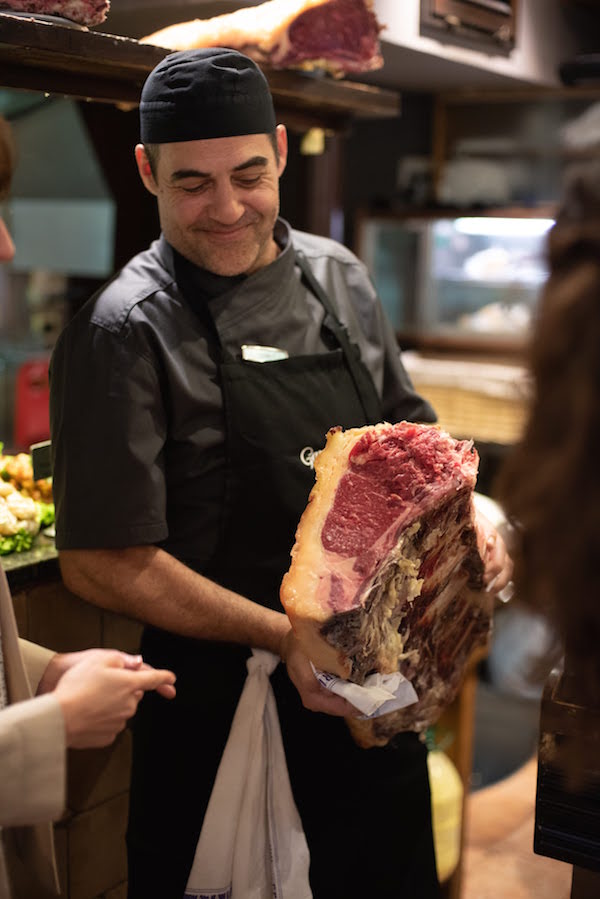 ¿No sabes dónde comer cerca del Hotel de Londres en San Sebastián? Nuestra elección: ¡txuleta en La Espiga!