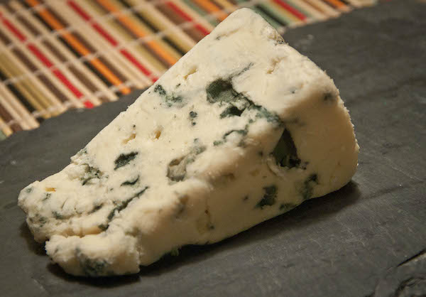 Trozo de queso roquefort