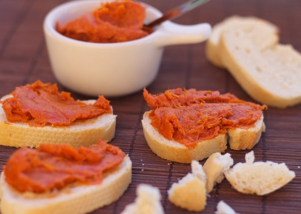 Rebanadas de pan cubiertas con sobrasada