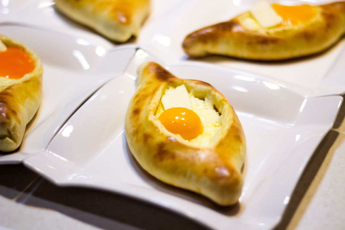 pan horneado khachapuri con queso y huevos - comida clásica georgiana en Nueva York