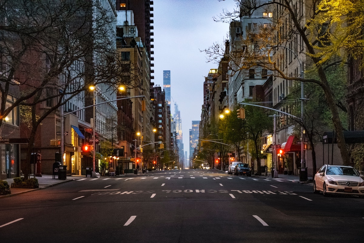 Una calle vacía de la ciudad en el Upper East Side de Nueva York