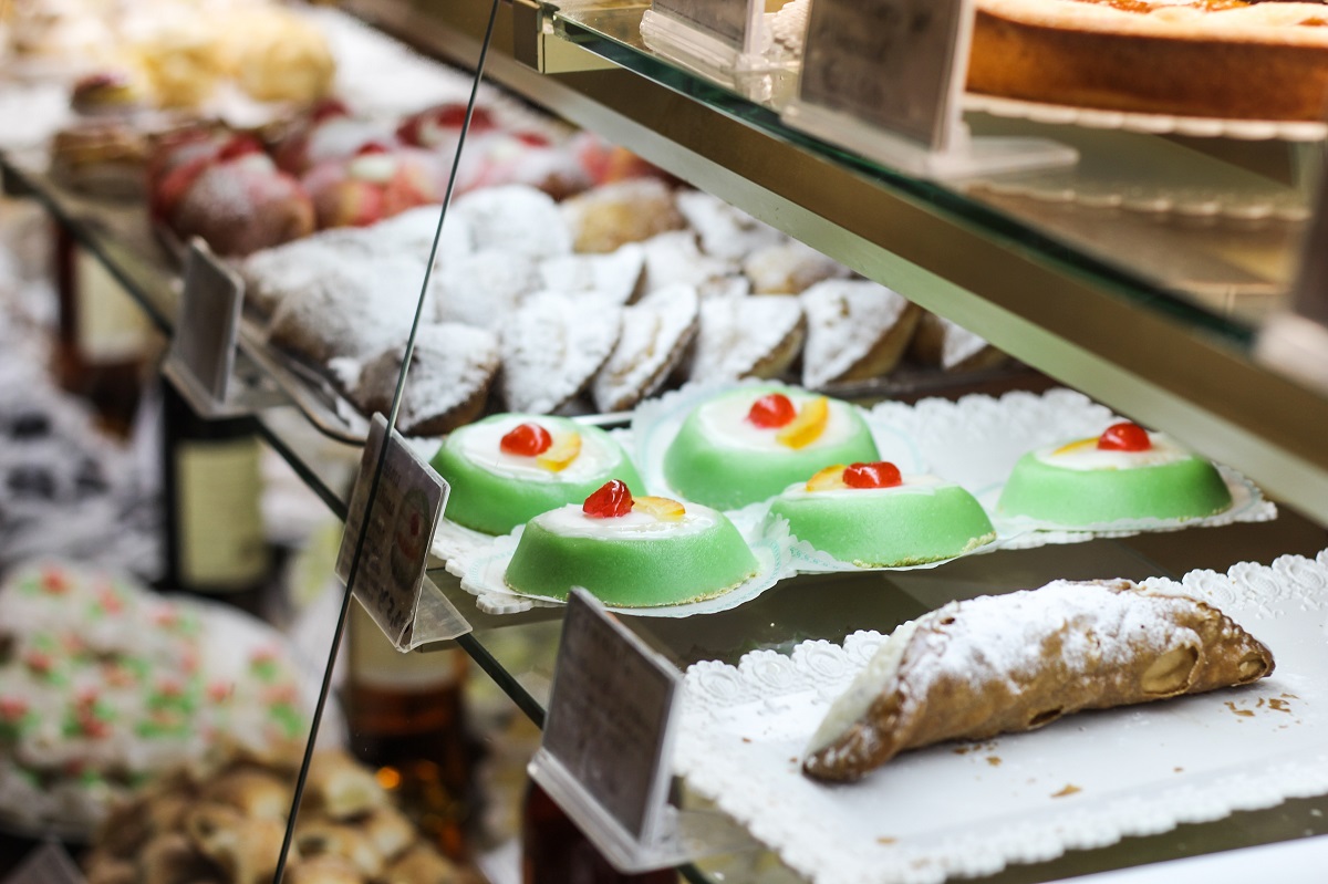 Bandeja de pastelería que incluye canoli, hojaldres y tartas verdes