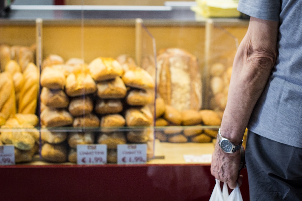 filas de pan y bolsos de hombre
