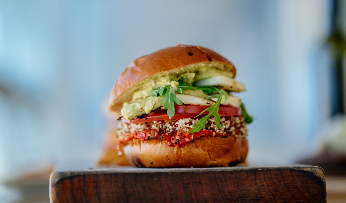 Hamburguesa vegana con guacamole y verduras