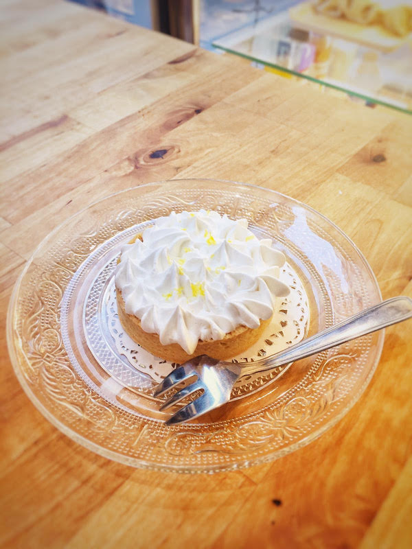 Jo & Nana Cakes es uno de nuestros restaurantes veganos favoritos en París para un dulce, como este pastel de limón.