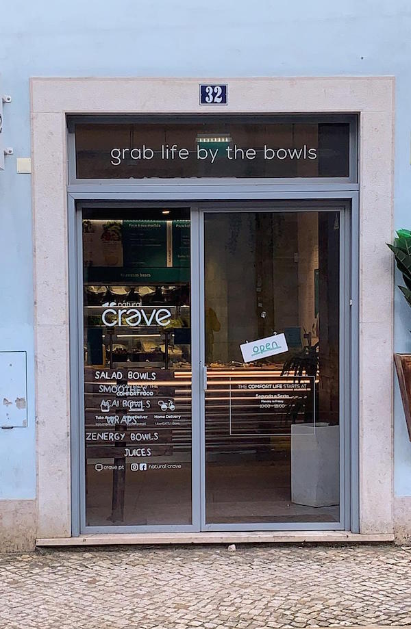 El concepto de construir su propio tazón de Natural Crave lo ha convertido en un lugar destacado en la escena de la comida vegetariana en Lisboa.