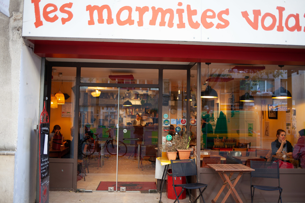 Les Marmites Volantes es uno de los mejores restaurantes vegetarianos de París, y también uno de los más sostenibles.