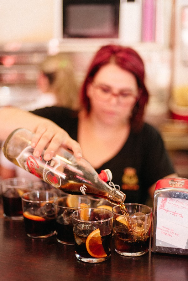 Las aceitunas y el vermú son una combinación clásica y uno de nuestros consejos para comer como un madrileño
