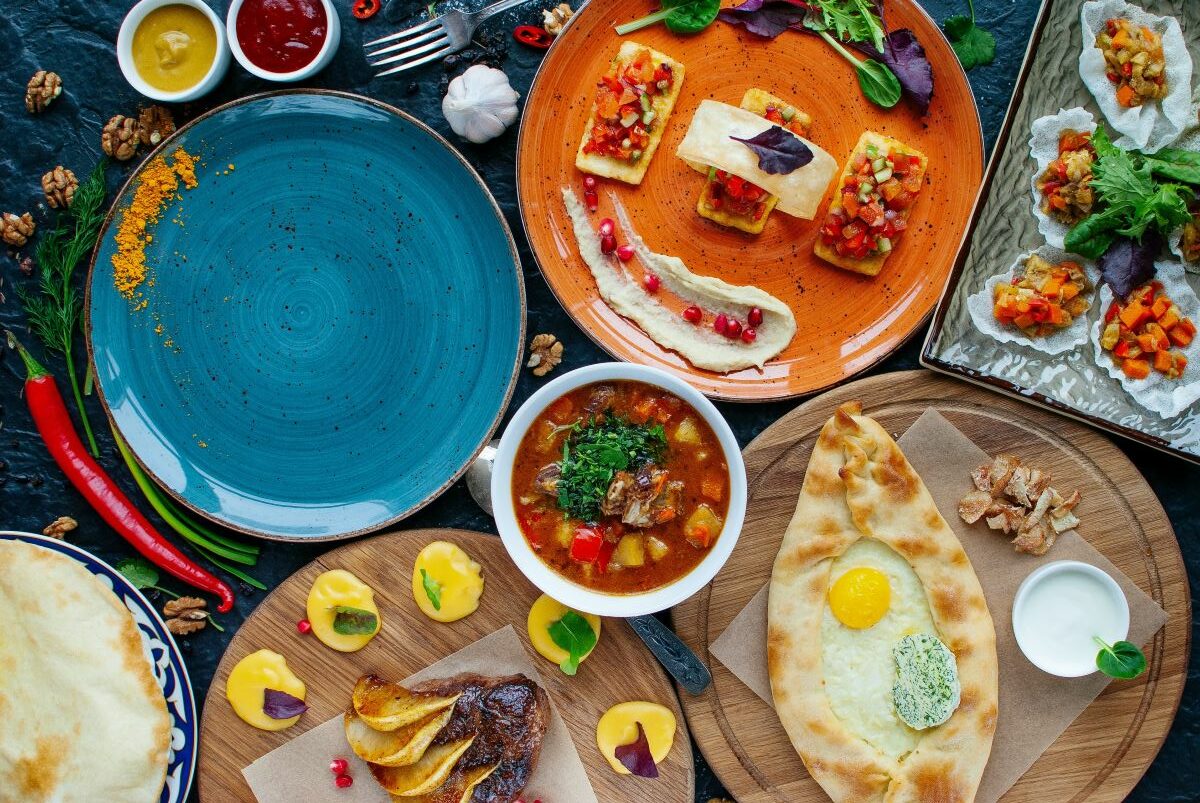platos coloridos con diferentes comidas georgianas en Nueva York