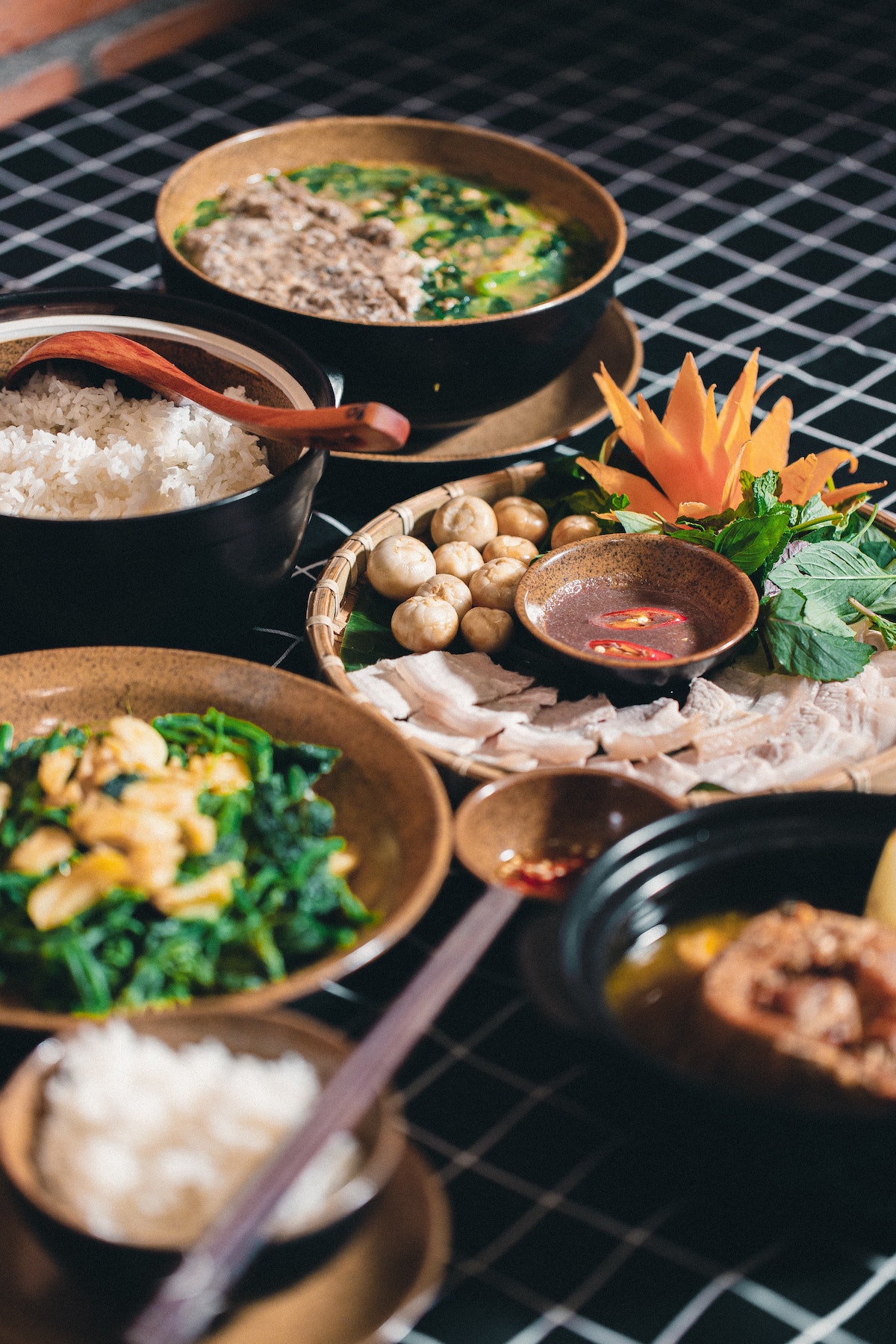 Algunos platos de comida vietnamita sobre una superficie negra