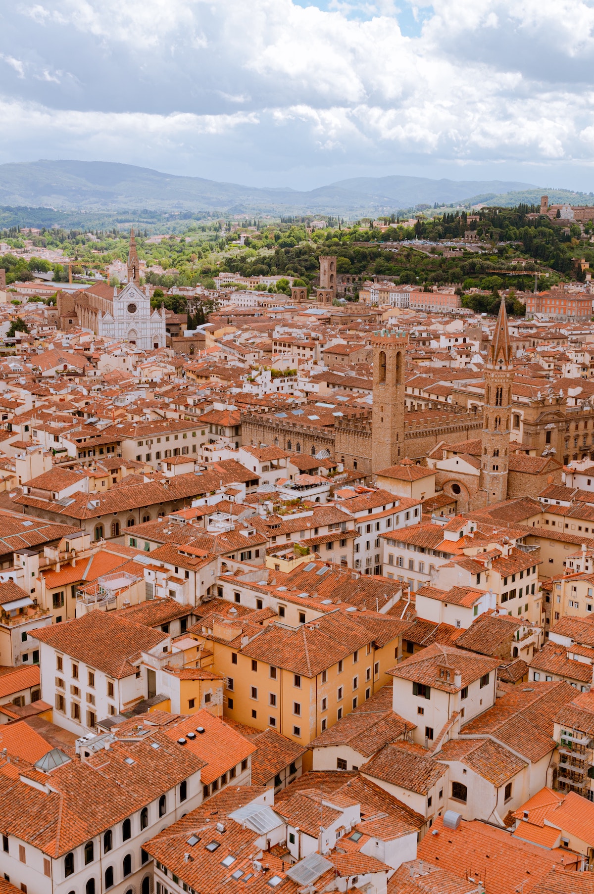 Una vista sobre el centro histórico de la ciudad con techos de tejas rojas en muchos de los edificios