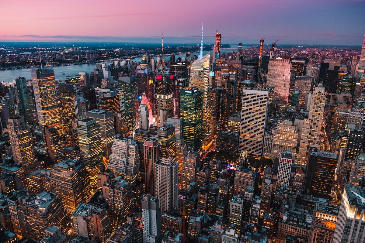 Una vista de la ciudad de Nueva York vista desde el Empire State Building al atardecer