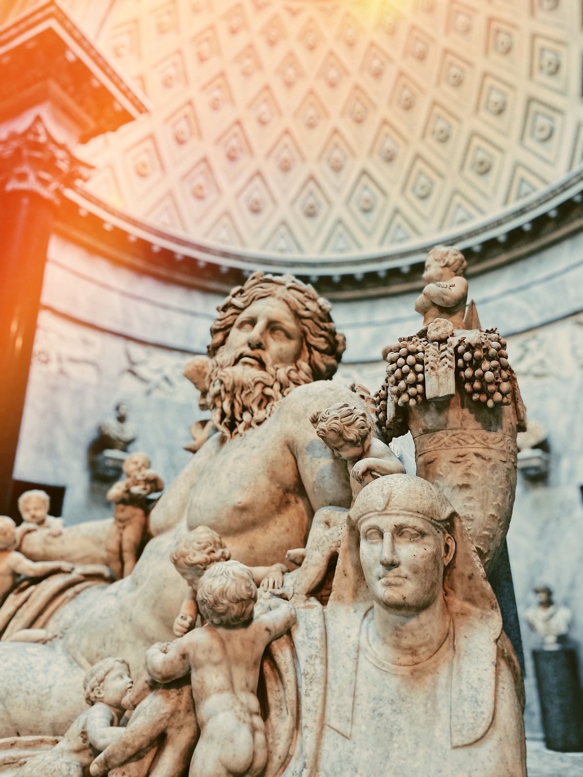 Estatuas bajo un techo abovedado en un museo de arte en Roma