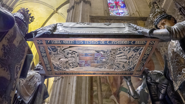 Cuando visite la catedral de Sevilla, asegúrese de visitar la tumba de Cristóbal Colón.