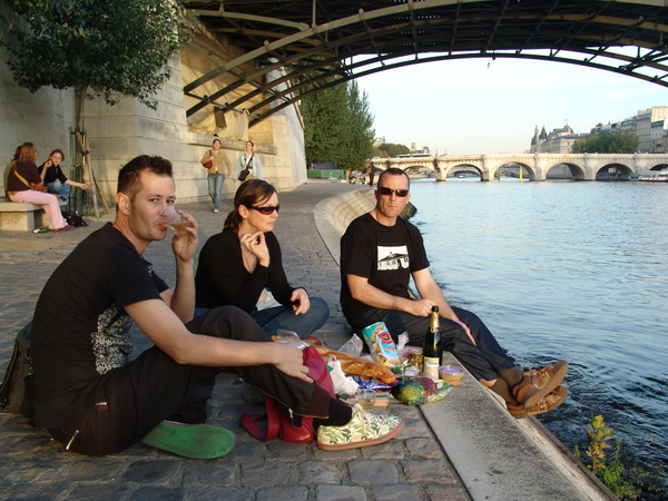 Cuando visite París con un presupuesto limitado, únase a los lugareños para hacer un picnic a orillas del Sena.