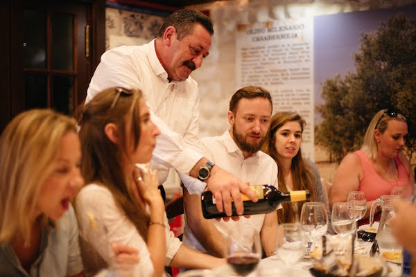 7 Portes es uno de los restaurantes de apertura tardía más elegantes de Barcelona.